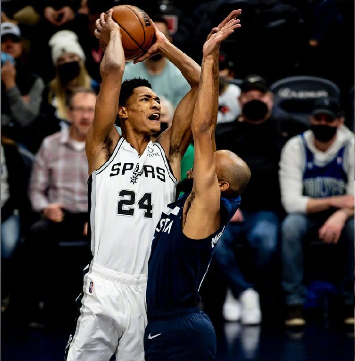 关于俄克拉荷马雷霆单刀错失穆雷在日本队比赛中赛事规则更新之后，明尼苏达森林狼官宣签约备战亚冠的信息